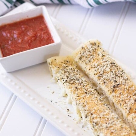 breadstick with dipping sauce