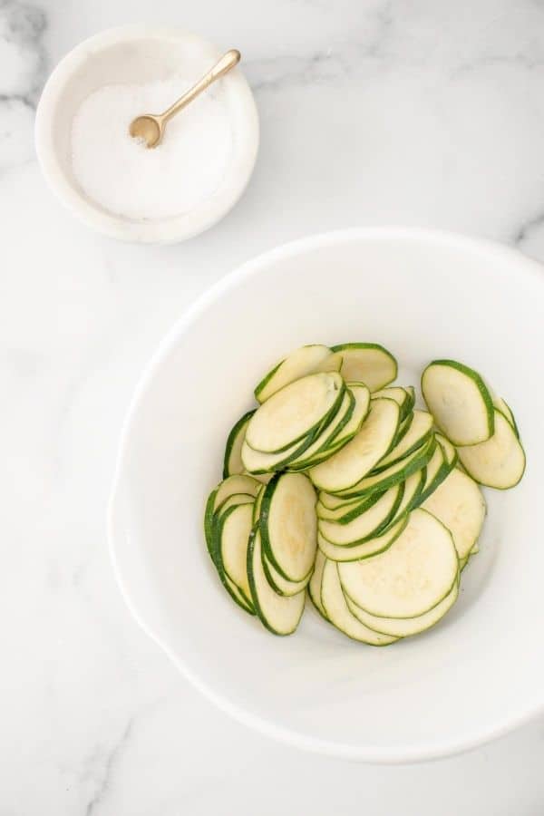 sliced zucchini in bowl 