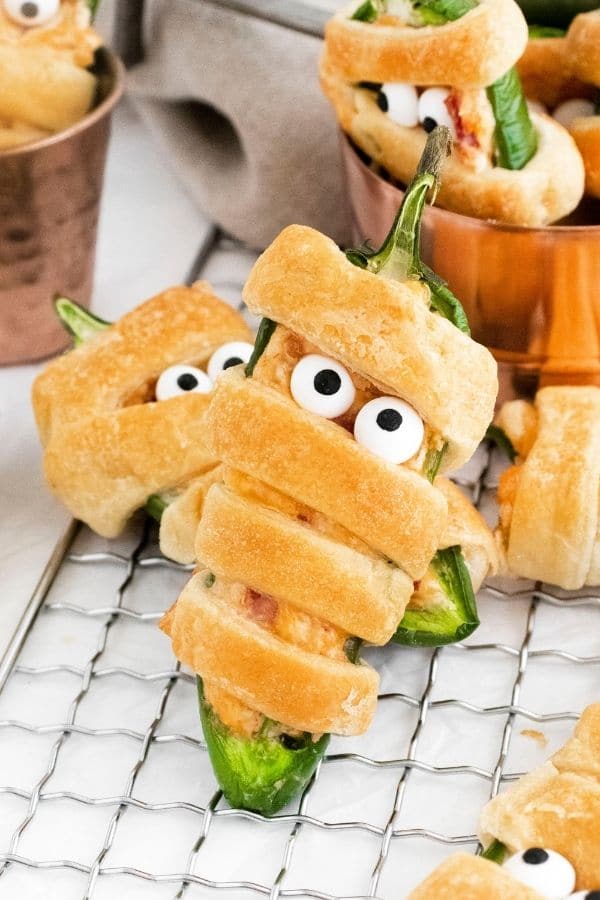 mummy appetizer with google eyes 