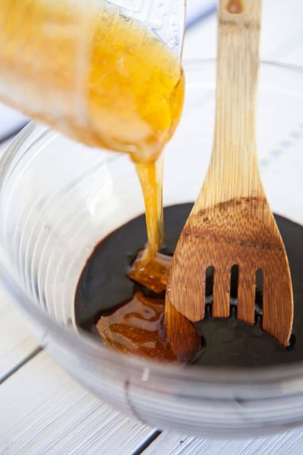 honey pouring in elderberry syrup