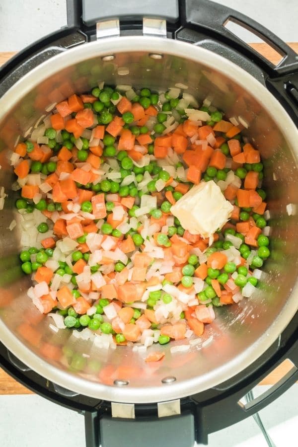 instant pot with peas, carrots, onions and butter 
