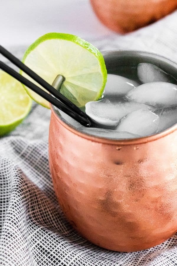 moscow mule with ice and lime 