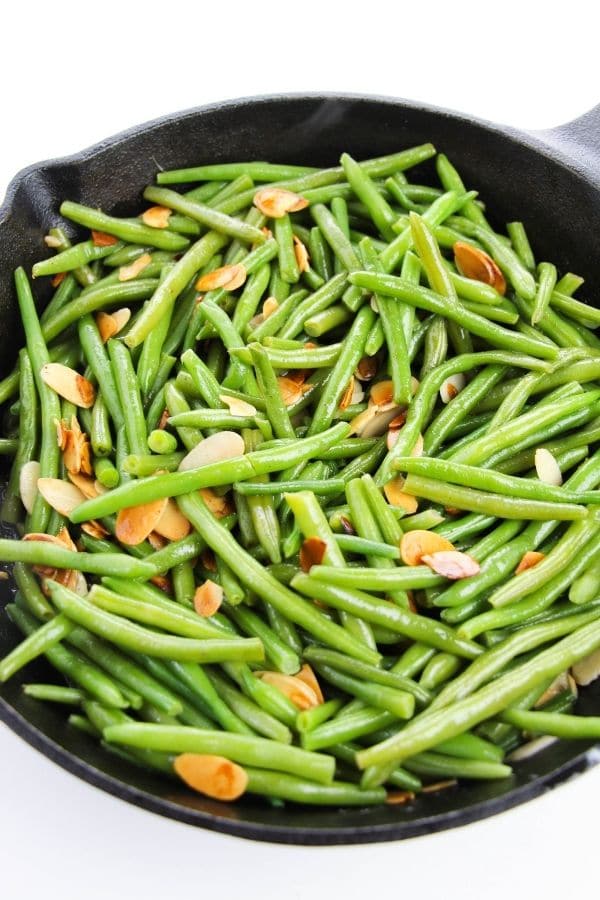 pan with green beans and toasted almonds 