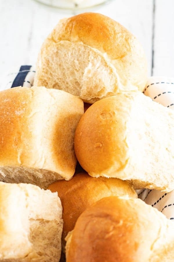 dinner rolls in a basket 