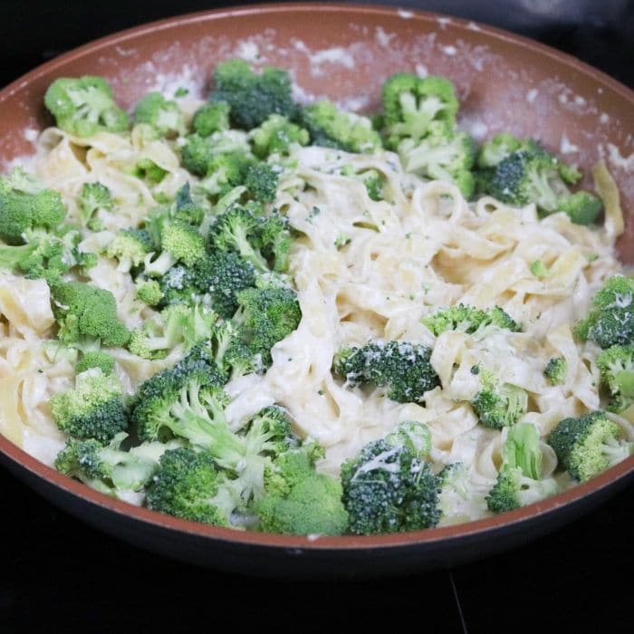 broccoli chicken alfredo in a pan
