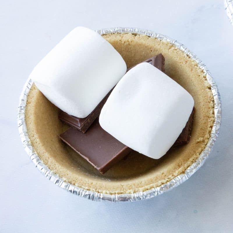 marshmallows on top of chocolate in pie crust 