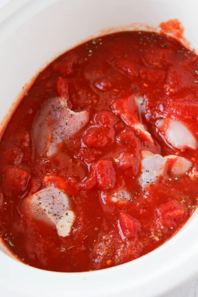 chicken in crockpot with tomato sauce
