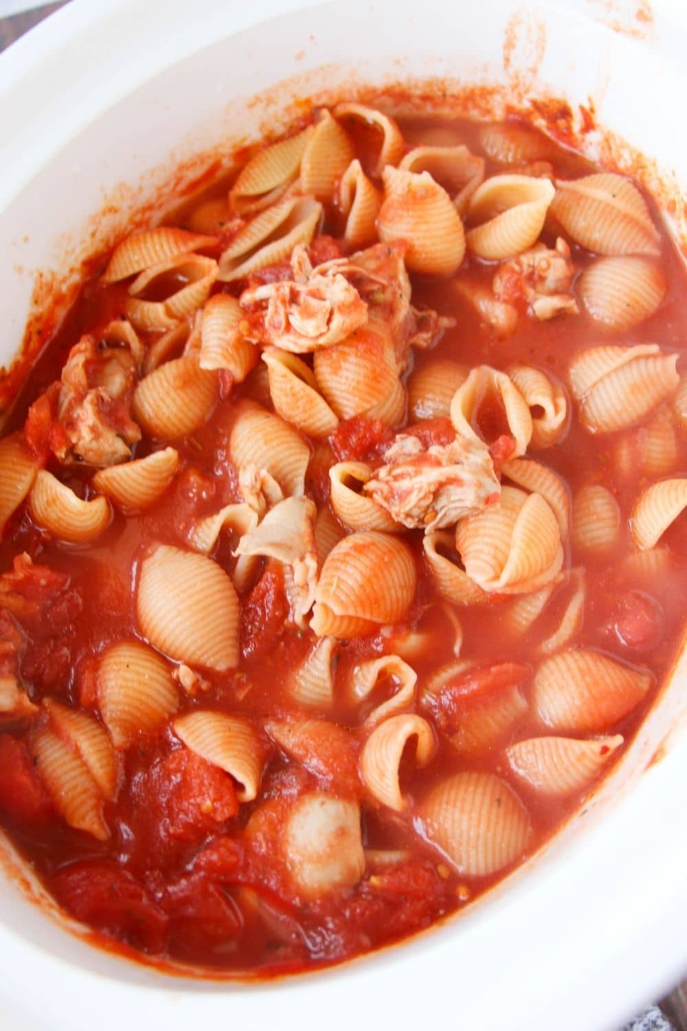 dry pasta in crockpot with tomato sauce and chicken 