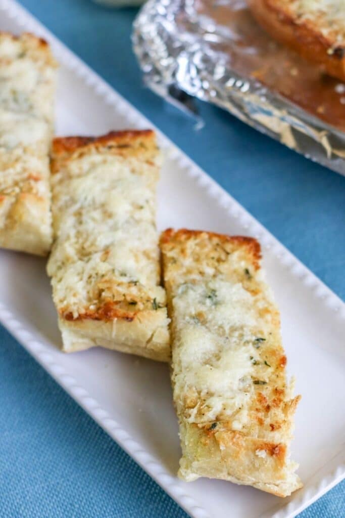 sliced garlic bread on platter 