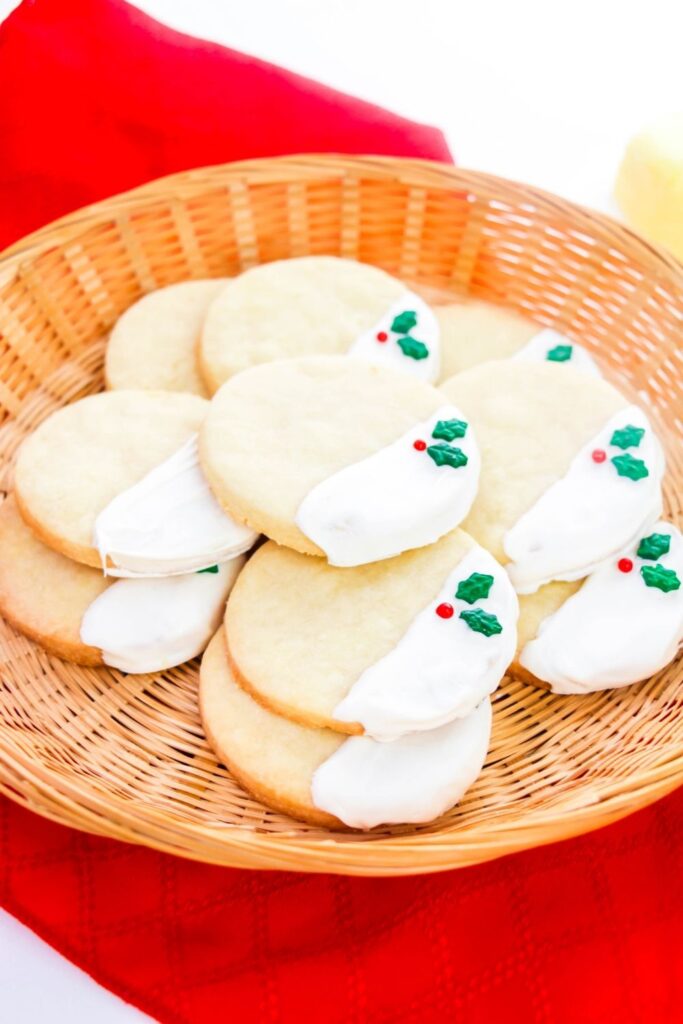 xmas cookies in a wooden basket