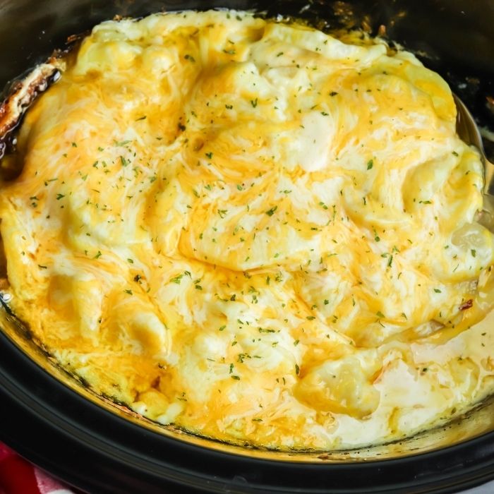 Slow Cooker Scalloped Potatoes with Creamy Cheese Garlic Sauce