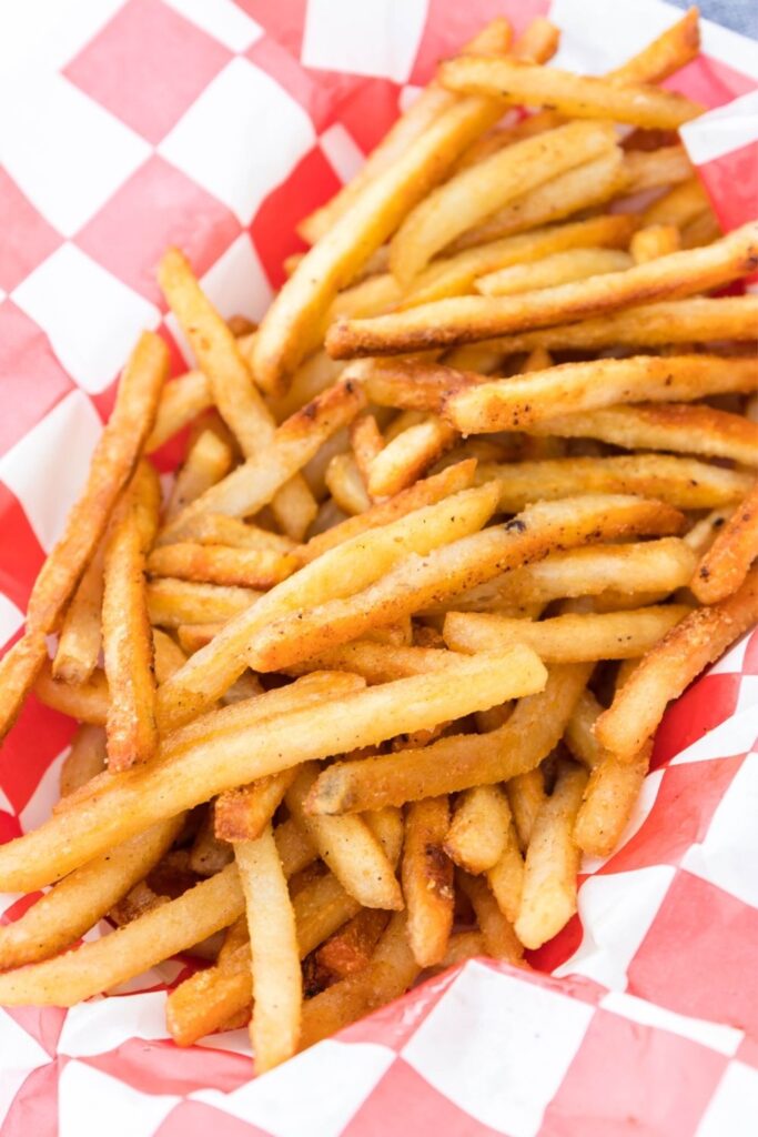 basket of french fries 